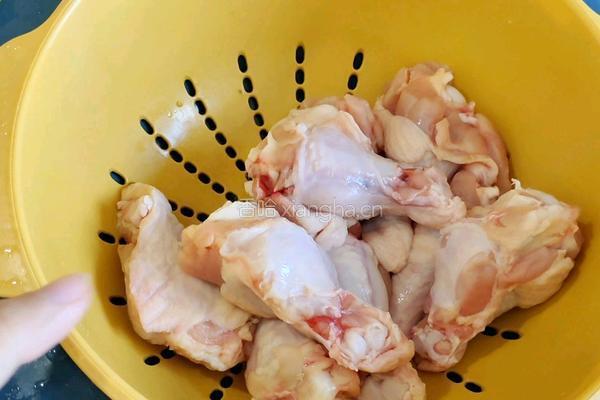 土豆焖翅根的做法图解1