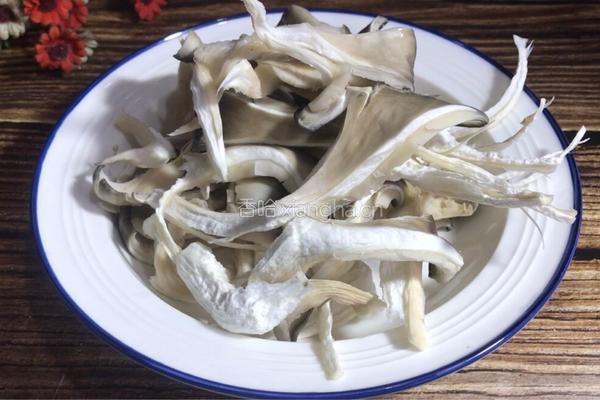 平菇炒鸡蛋的做法图解1
