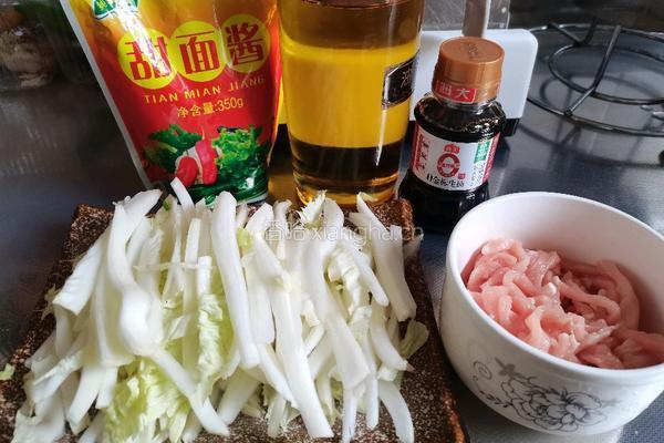 白菜帮蒜黄炒肉丝的做法图解1