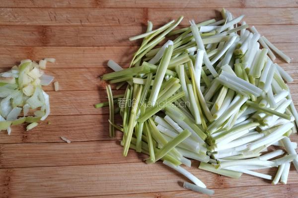 白菜帮蒜黄炒肉丝的做法图解3