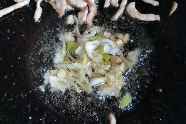 白菜帮蒜黄炒肉丝的做法图解10
