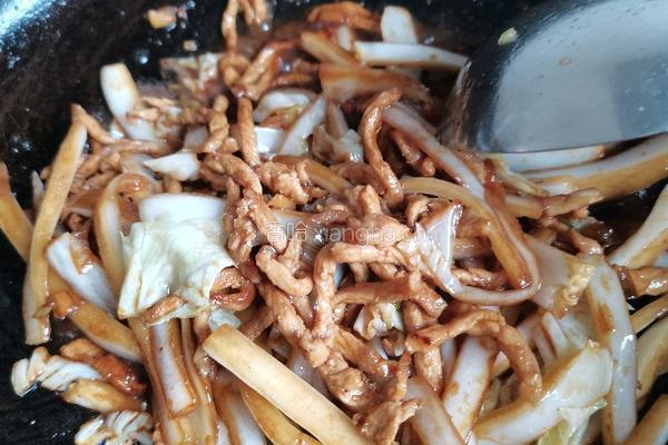 白菜帮蒜黄炒肉丝的做法图解14
