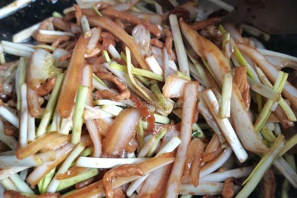 白菜帮蒜黄炒肉丝的做法图解16
