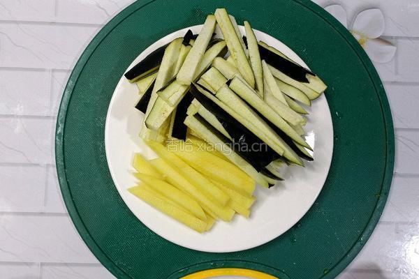 土豆茄子炒豆角的做法图解2