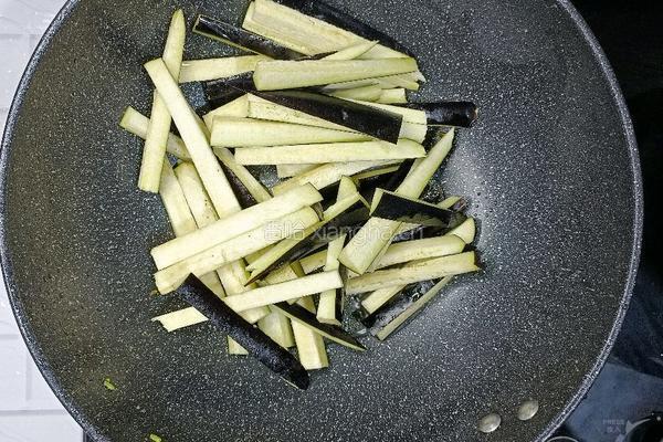 土豆茄子炒豆角的做法图解7