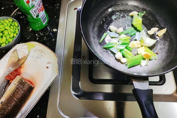 味美鲻鱼烧毛豆子的做法图解3