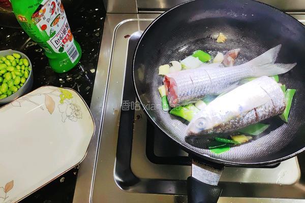 味美鲻鱼烧毛豆子的做法图解4