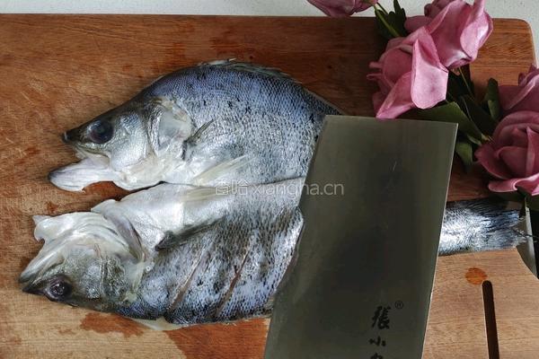 蒜香烤鲈鱼的做法图解3