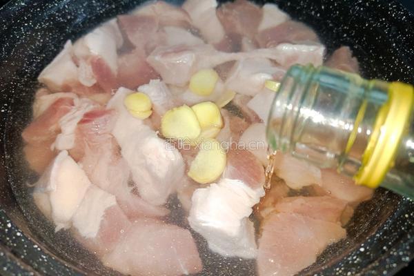 鹿茸菇烧腩肉的做法图解3