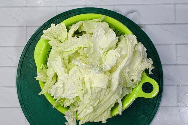 冻豆腐炖白菜的做法图解2
