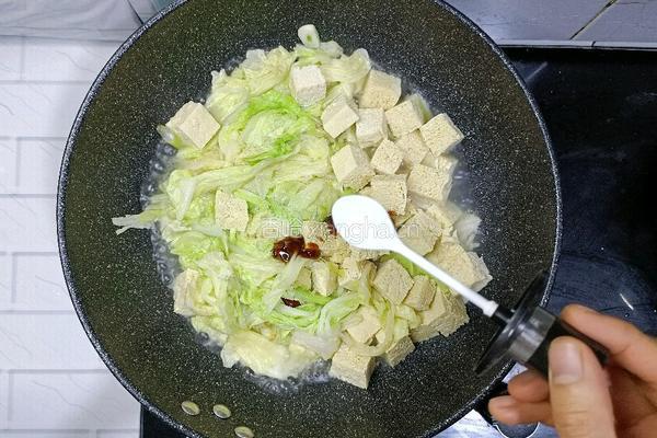 冻豆腐炖白菜的做法图解12