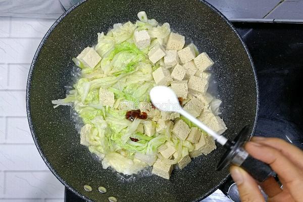 冻豆腐炖白菜的做法图解11