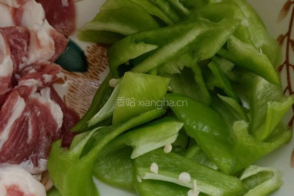 尖椒炒肉的做法图解2