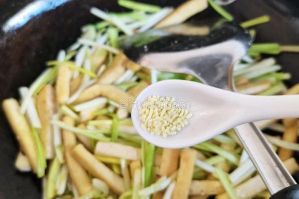 蒜黄炒豆腐的做法图解9