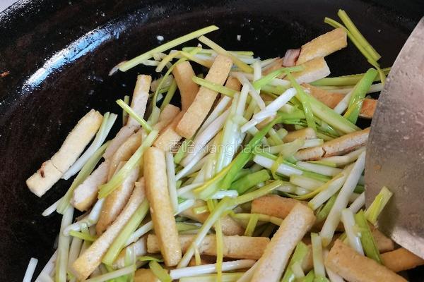 蒜黄炒豆腐的做法图解10