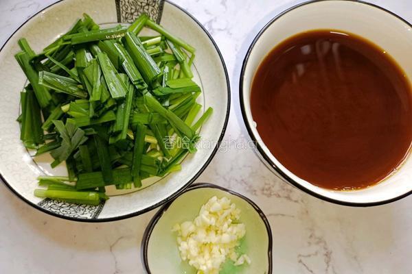 豆腐猪血烧韭菜的做法图解2