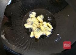 芹菜炒尤鱼的做法图解2