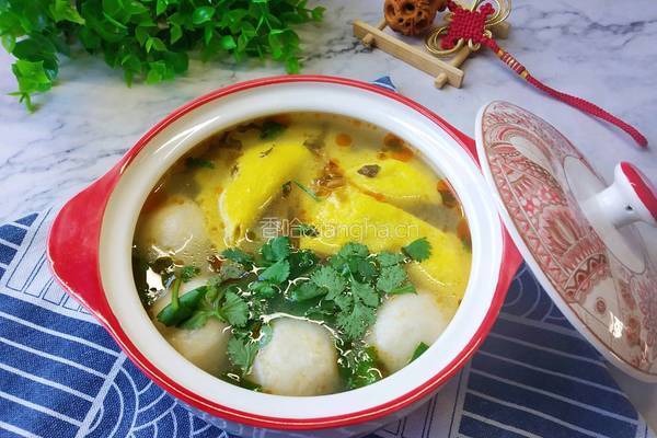 鱼丸蛋饺年糕汤