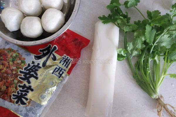 鱼丸蛋饺年糕汤的做法图解1