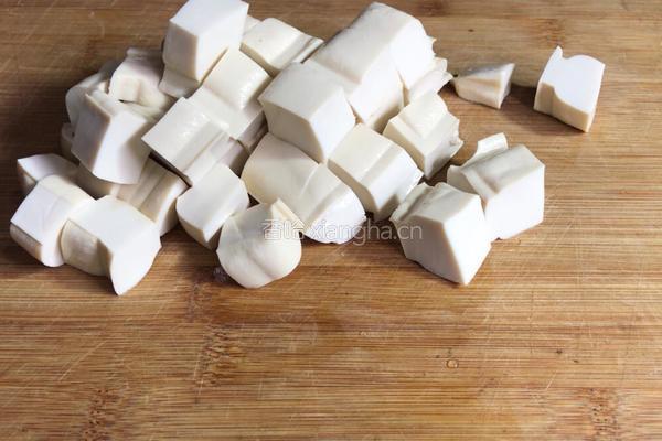 茼蒿烧豆腐的做法图解1