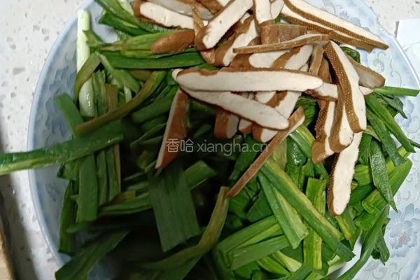 大蒜干丝炒肉丝的做法图解1