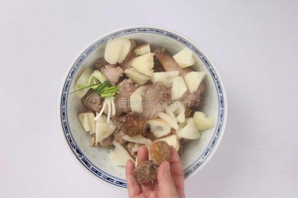 莲藕炖鸭的做法图解5