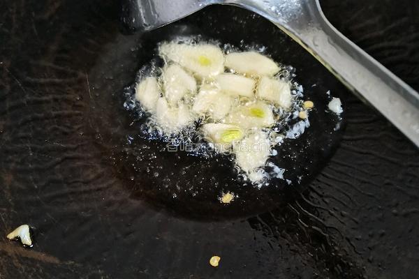 清炒苔菜叶的做法图解4