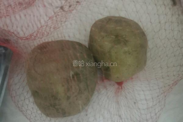 青椒炒土豆片的做法图解1