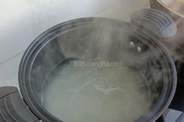 皮蛋瘦肉粥的做法图解3