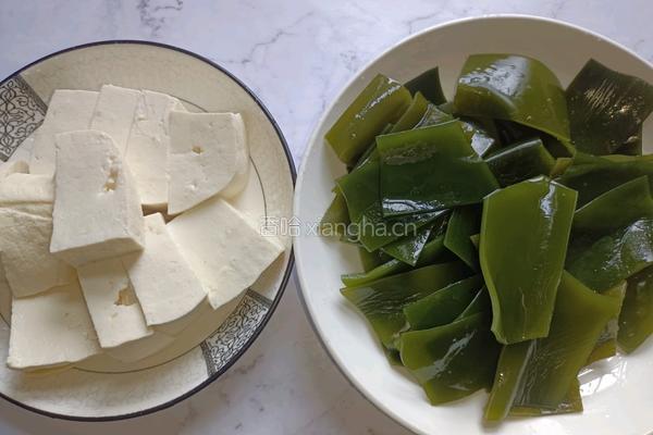海带炖豆腐的做法图解1