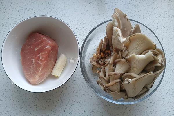 家常蘑菇炒肉的做法图解2