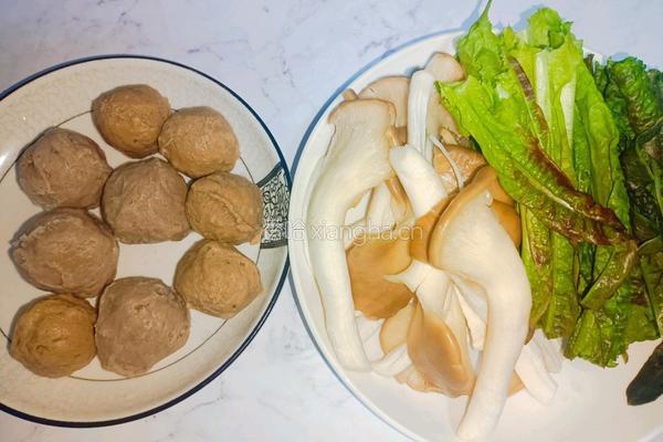 牛肉丸平菇米粉的做法图解1