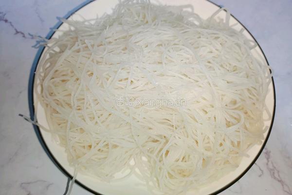 牛肉丸平菇米粉的做法图解2