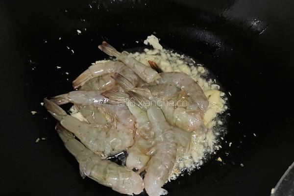 好吃到舔盘的蒜香爆虾的做法图解4