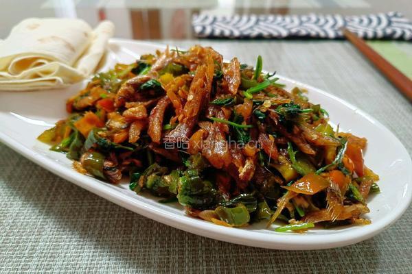 辣椒炒酥鱼的做法图解1