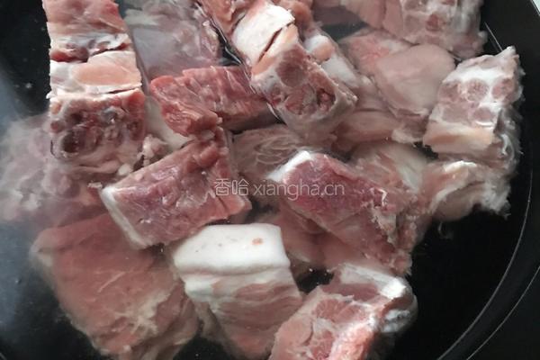 酸菜炖脊骨冻豆腐的做法图解1