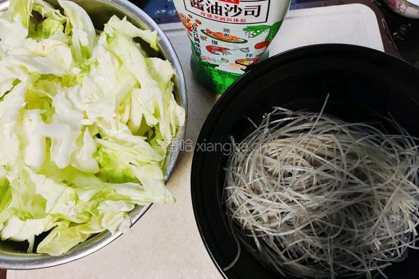 白菜粉丝汤的做法图解1