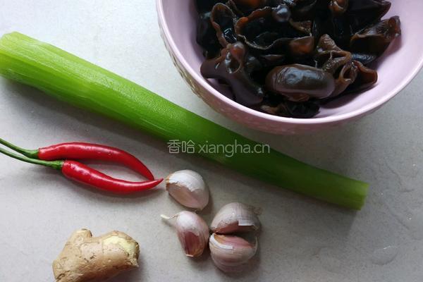 莴笋炒木耳的做法图解1