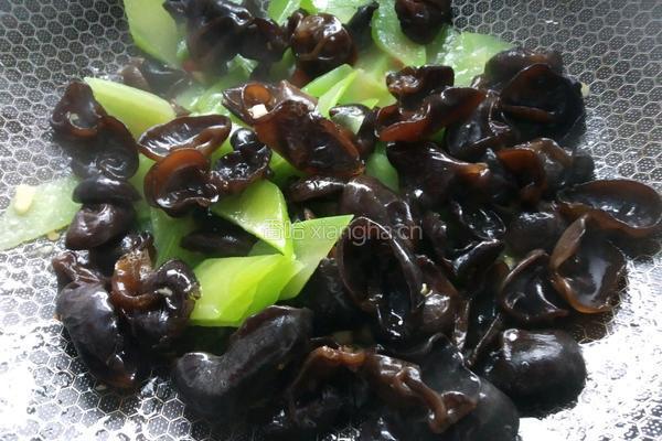 莴笋炒木耳的做法图解9