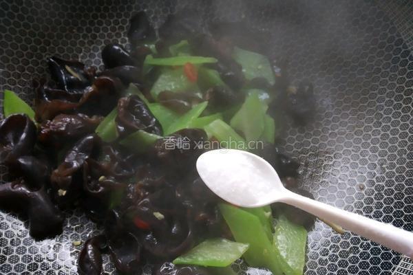 莴笋炒木耳的做法图解11