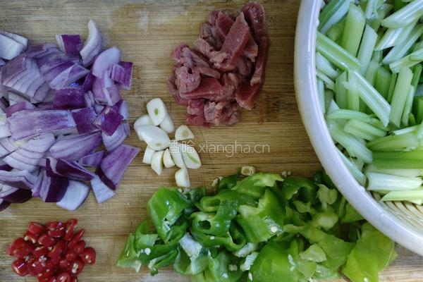 芹菜炒牛肉的做法图解2