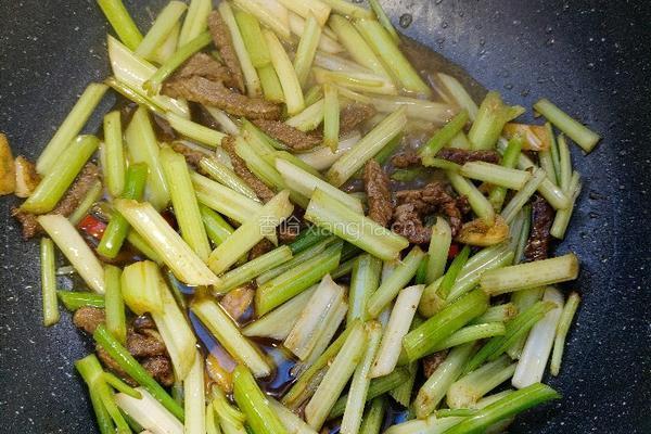 芹菜炒牛肉的做法图解4