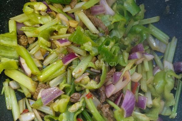 芹菜炒牛肉的做法图解5