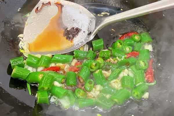 豆泡炒韭菜的做法图解3