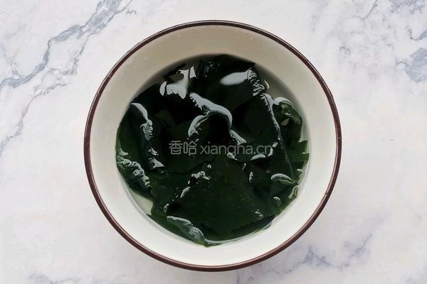 裙带菜鸡蛋豆腐汤的做法图解2