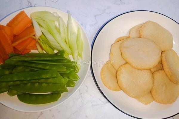 荷兰豆墨鱼饼的做法图解1