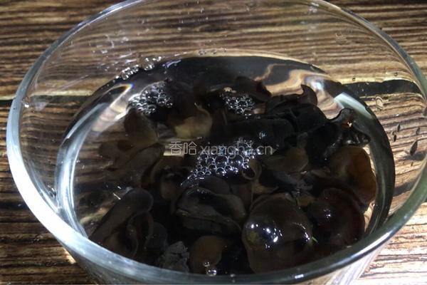 木耳汤面的做法图解1