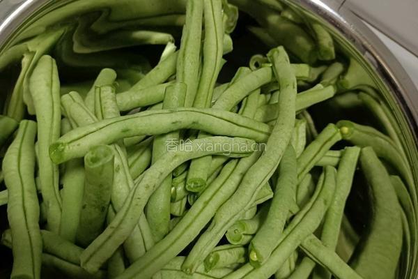 猪肉土豆炖豆角的做法图解1