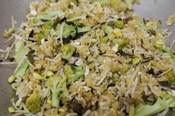 酸菜炒饭的做法图解9
