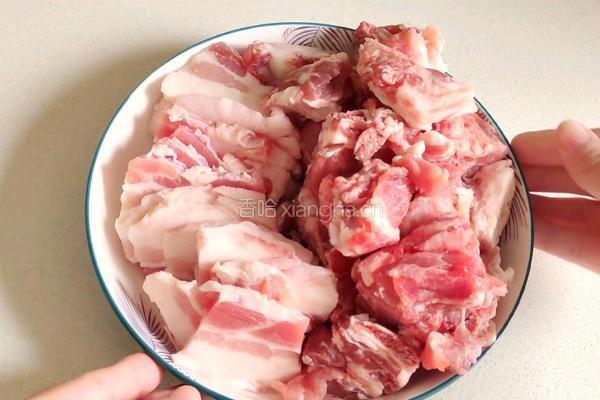 排骨炖酸菜的做法图解1